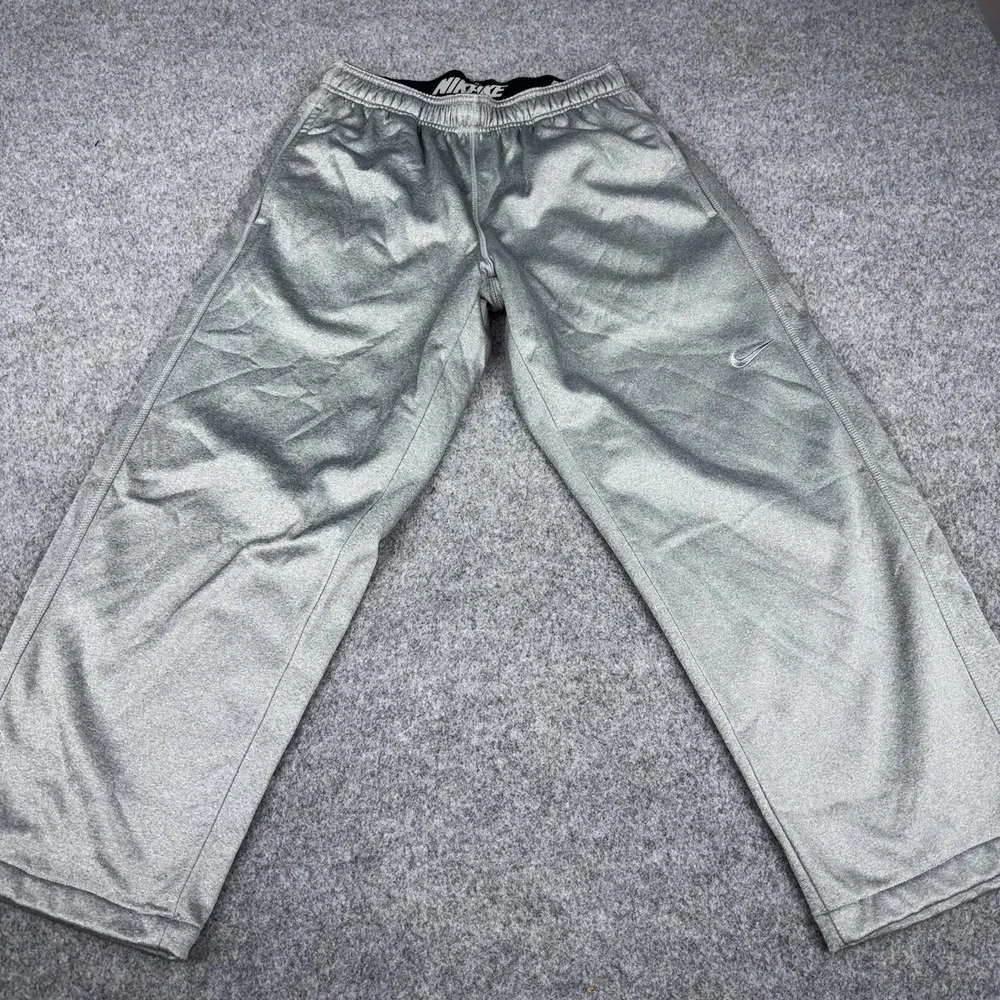 Nike Therma Fit Sweatpants Mens Medium Gray Joggers Swoosh Logo Gym Athletic EUC